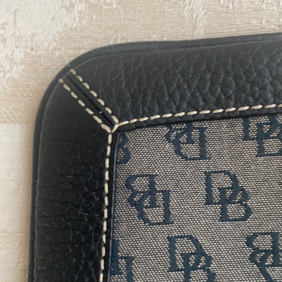 Dooney and Bourke small bag - Picture 6 of 9